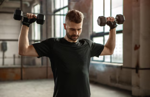 Atleta utilizando JetFuel Pyro de GAT Sport durante su entrenamiento, maximizando su energía y quema de grasa