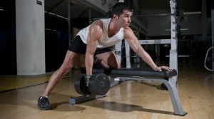 Atleta utilizando JetFuel SuperBurn de GAT Sport durante su entrenamiento, maximizando su energía y quema de grasa.